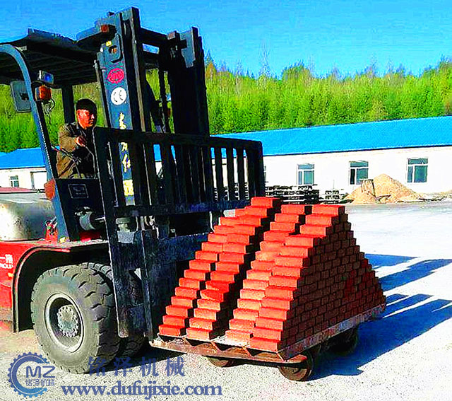 液壓透水磚機(jī)客戶現(xiàn)場