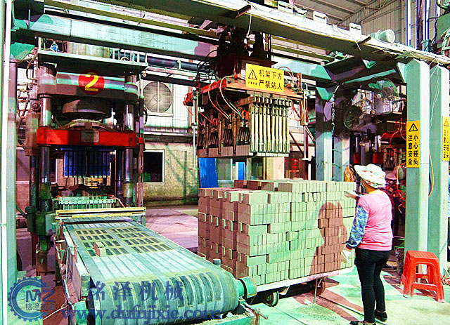 廣西全自動液壓壓磚機客戶現場